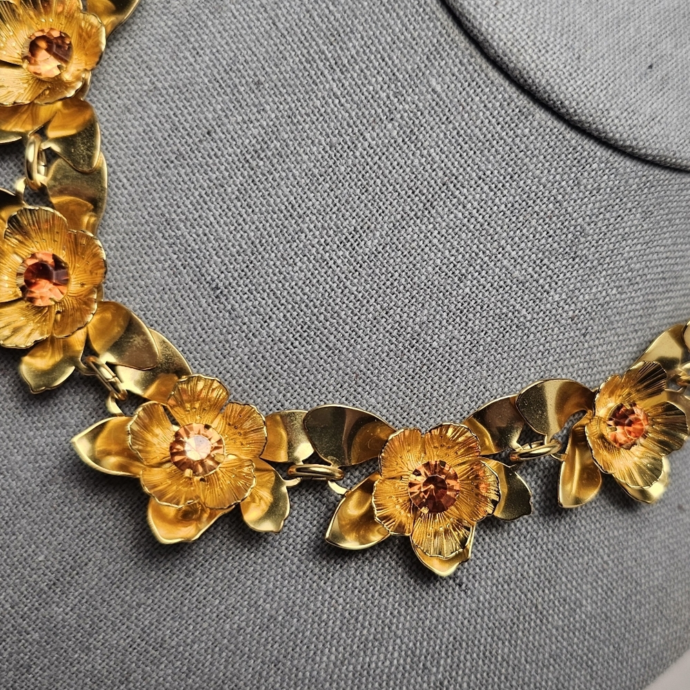 [J. CREW] Oversized Gold Flower Collar Statement Necklace - Picture 8 of 16